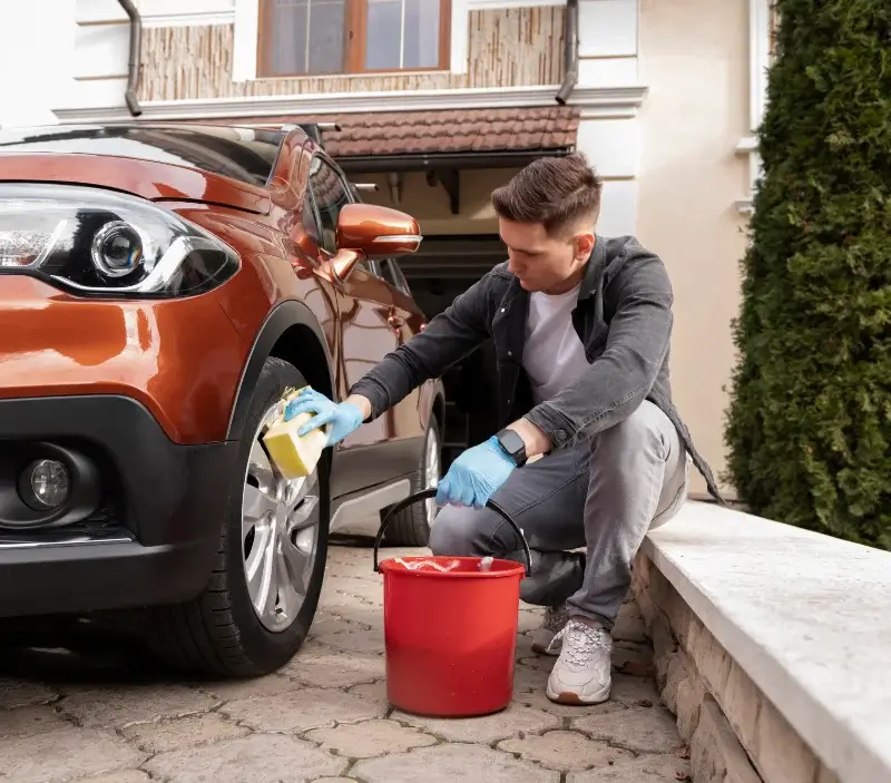 Lavage auto à domicile Fiquefleur-Équainville : professionnel intervenant sur un véhicule